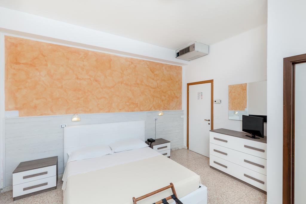 Hotel Chiar Di Luna Senigallia Værelse billede